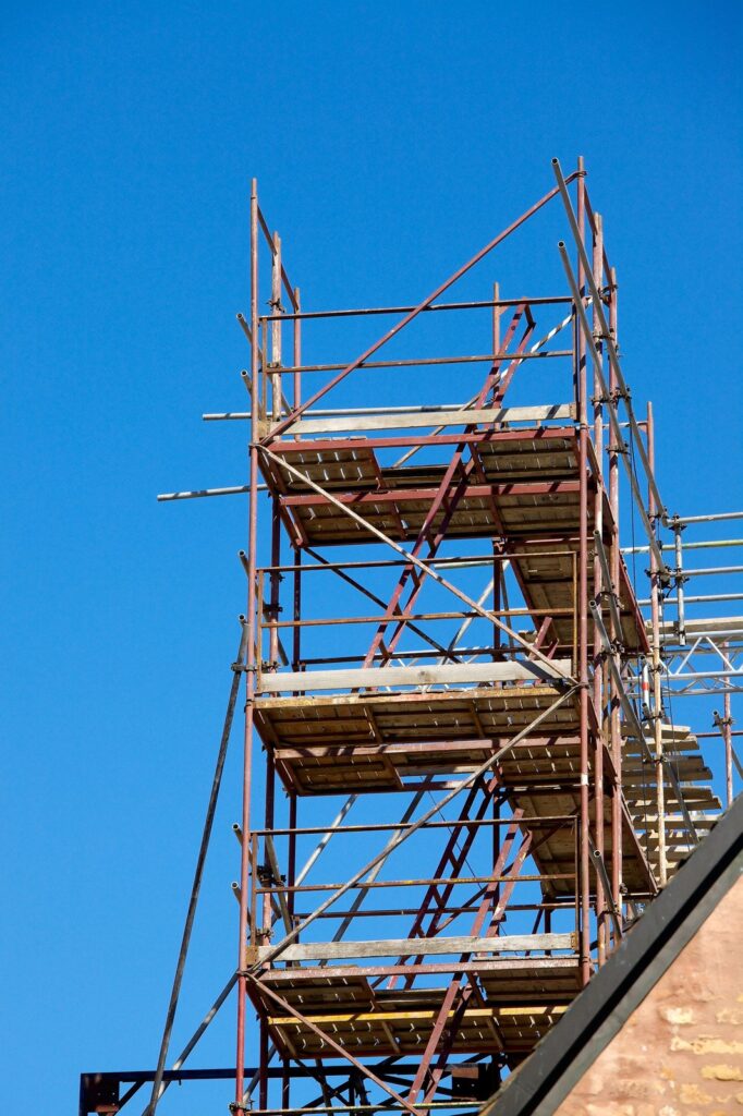assembly of mobile scaffolding